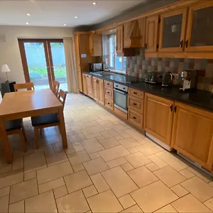 Cosy 4 Bedroom House With Rear Garden Patio Hébergement de vacances Galway
