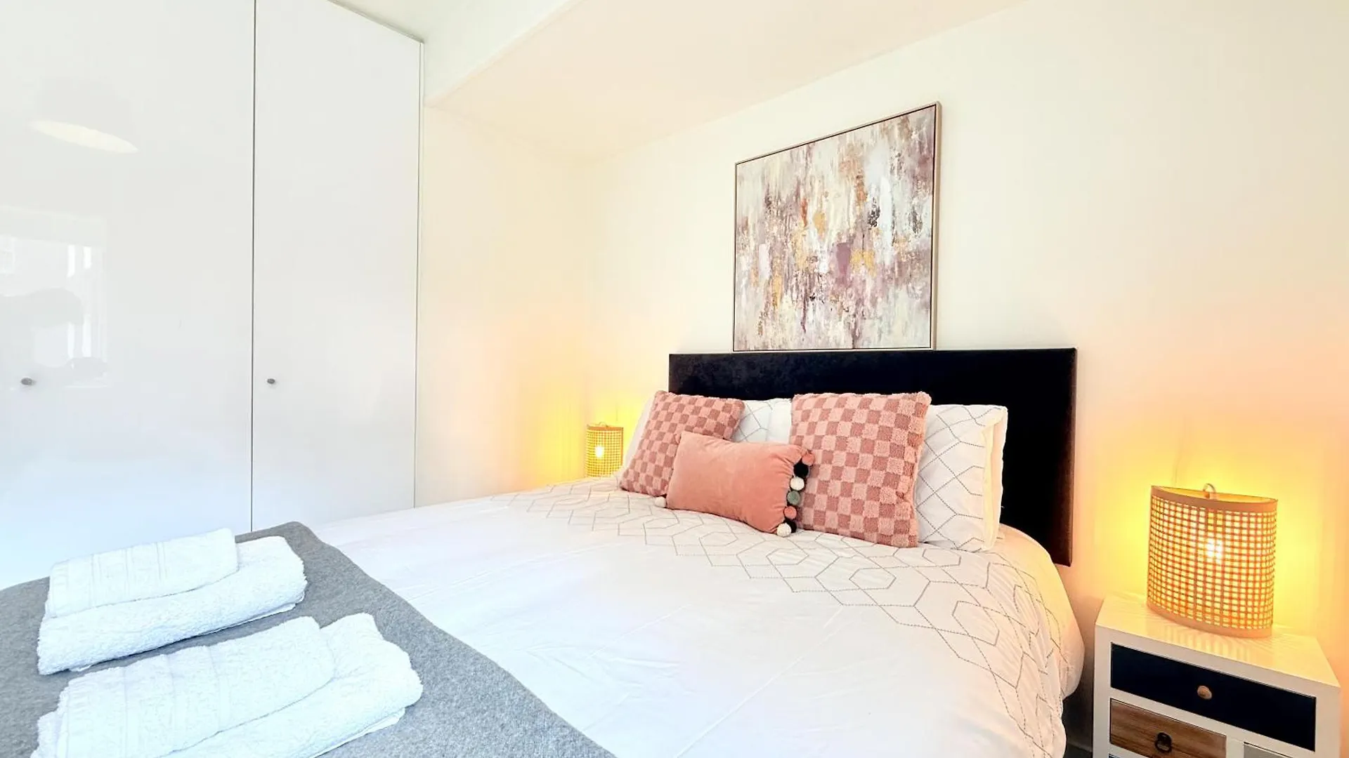 Lovely Spacious Apartment At Temple Bar Dublin 0*,