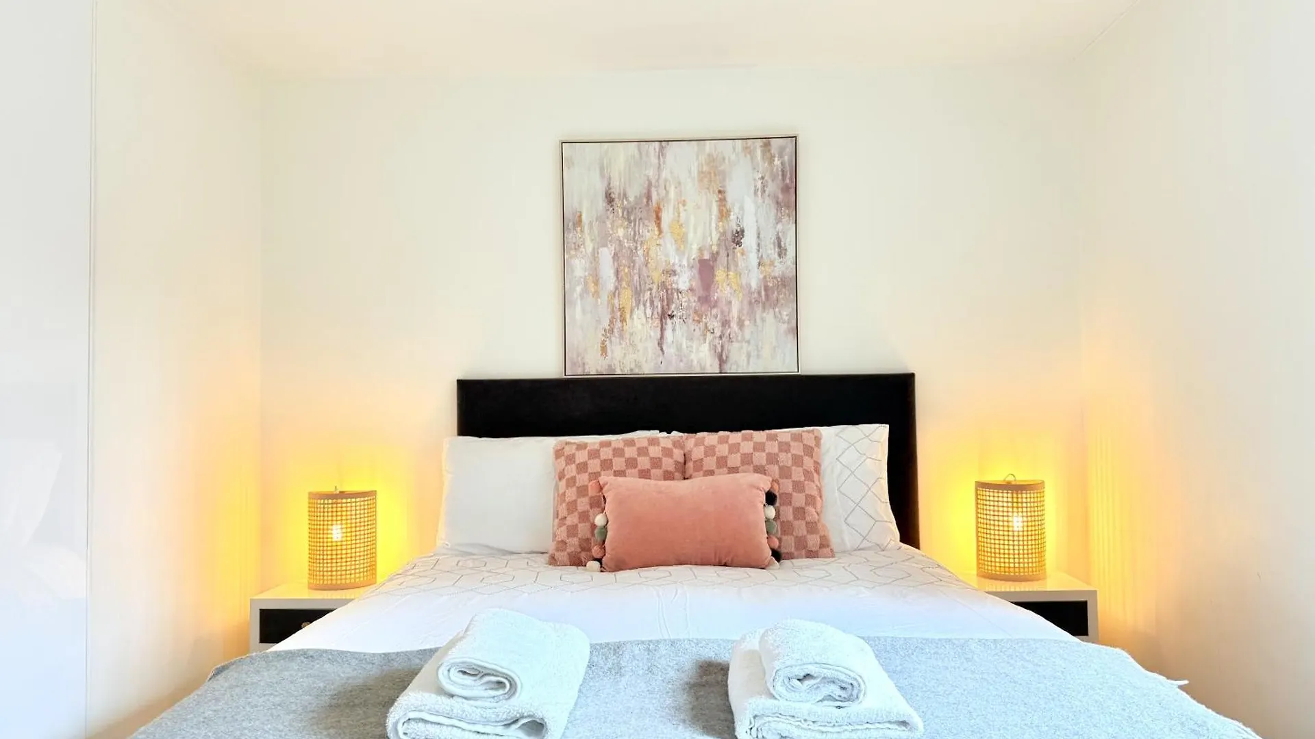 Lovely Spacious Apartment At Temple Bar Dublin 0*,  Irsko